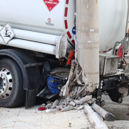 Τροχαίο στο Κερατσίνι: Φορτηγό προσέκρουσε σε κολώνα του ΔΕΔΔΗΕ - Κυκλοφοριακές ρυθμίσεις