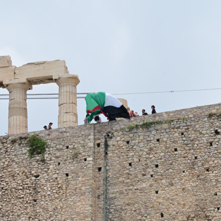 Αφέθηκαν ελεύθερα τα μέλη της Νέας Αριστεράς για την παλαιστινιακή σημαία στην Ακρόπολη