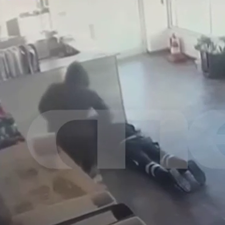 Η στιγμή που ένοπλος ληστής «μπουκάρει» σε πρατήριο υγρών καυσίμων στον Ασπρόπυργο - Βίντεο σοκ