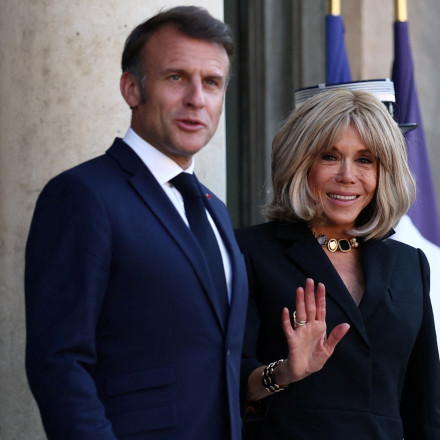 Τι συμβαίνει στον γάμο τους: Γιατί η Μπριζίτ αποφεύγει να πιάσει το χέρι του Μακρόν - Νέα βίντεο