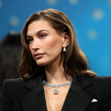 Η Hailey Bieber πουλά την Rhode για ένα δισεκατομμύριο δολάρια