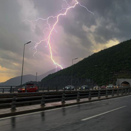 «Καμπανάκι» για κεραυνούς από Τσατραφύλλια: Οι περιοχές που χρειάζεται προσοχή τις επόμενες ώρες
