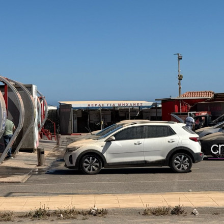 Κρήτη: Υπερωρίες δουλεύουν τα πλυντήρια αυτοκινήτων στην Κρήτη λόγω αφρικανικής σκόνης