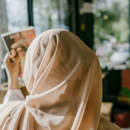 Γαλλία: Πρόταση απαγόρευσης της μαντίλας σε δημόσιους χώρους για τα κορίτσια κάτω των 15