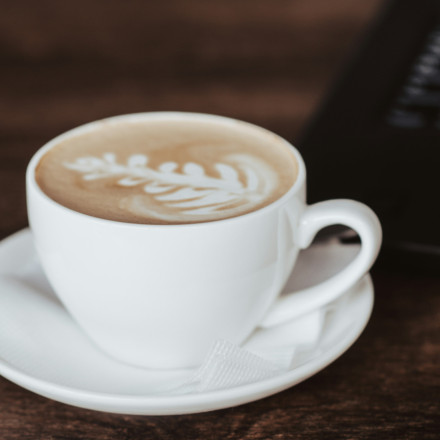 Δες πώς θα «μετατρέψεις» τον καφέ σου σε ένα βιταμινούχο ρόφημα με μόνο ένα υλικό