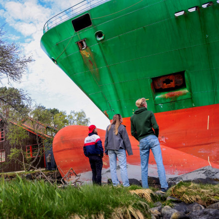 Εξωπραγματικό περιστατικό στη Νορβηγία: Πλοίο 135 μέτρων βρέθηκε στον κήπο σπιτιού