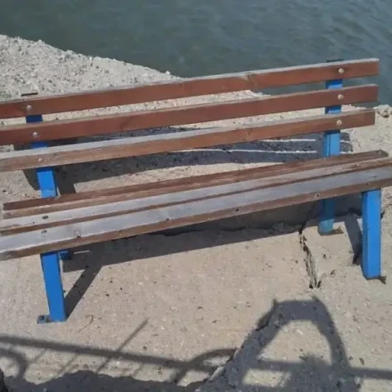 «Βούλιαξε» παγκάκι στο λιμάνι της Νέας Κίου