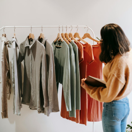 Θες να αδειάσεις τη ντουλάπα σου; 6+1 εύκολοι τρόποι για να πουλήσεις ή χαρίσεις τα παλιά σου ρούχα