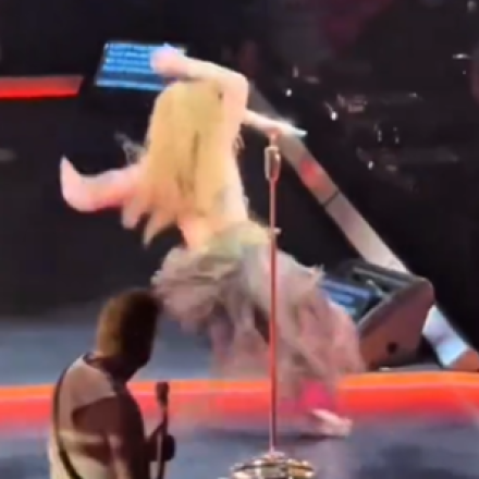 Η επική οn stage τούμπα της Σακίρα που μετατράπηκε σε... χορευτική φιγούρα - Άφωνοι οι θαυμαστές της