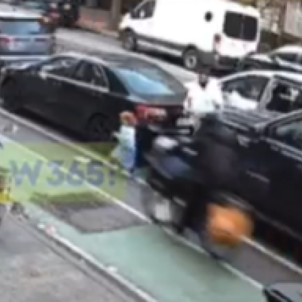 Βίντεο σοκ: Η στιγμή που 3χρονο κοριτσάκι παρασύρεται από ηλεκτρικό ποδήλατο - «Γλίτωσε από θαύμα»