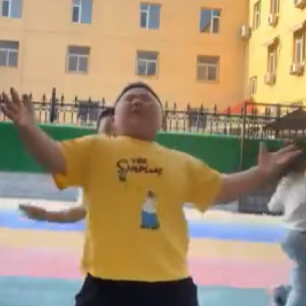 Μπόμπιρας είδωλο: «Έκλεψε» την καρδιά του διαδικτύου με τον χορό του - Δείτε το απολαυστικό βίντεο