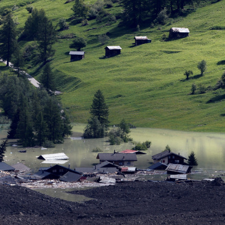 Μεγάλη καταστροφή στις ελβετικές Άλπεις: Χωριό «θάφτηκε» κάτω από τον πάγο, τη λάσπη και τα βράχια