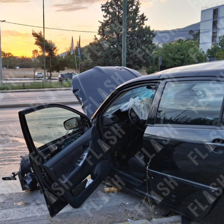 Σοβαρό τροχαίο στην Κατεχάκη - ΙΧ «καρφώθηκε» στο φανάρι