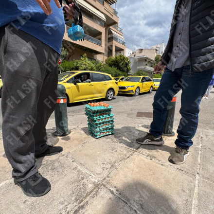 Απεργία ταξί: Viral ο αυγοπόλεμος και οι προσαγωγές... τελάρων στο υπουργείο Μεταφορών