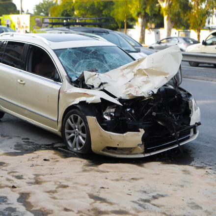 Βίντεο σοκ από το μοιραίο τροχαίο στον Άλιμο: Η στιγμή που το ταξί «καρφώνεται» στο απορριμματοφόρο