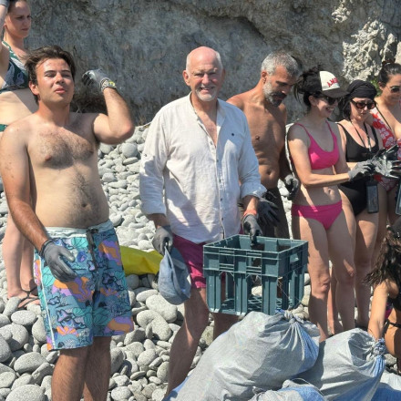 Παπανδρέου: Συμμετείχε σε καθαρισμό παραλίας στην Αίγινα - «Η βιωσιμότητα προϋπόθεση για το μέλλον»