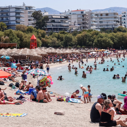Άγιου Πνεύματος: Όσοι έμειναν πίσω βρήκαν «καταφύγιο» στη θάλασσα - Χαμός στις παραλίες της Αττικής