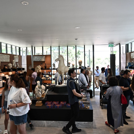 Με τραγούδια και χορούς παραδόθηκε προς χρήση το Νέο Πωλητήριο της Ακρόπολης