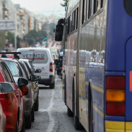 Κίνηση: «Αλαλούμ» σε Κηφισό, Κηφισίας, Μεσογείων - «Φράκαρε» λόγω τροχαίου η Αττική Οδός