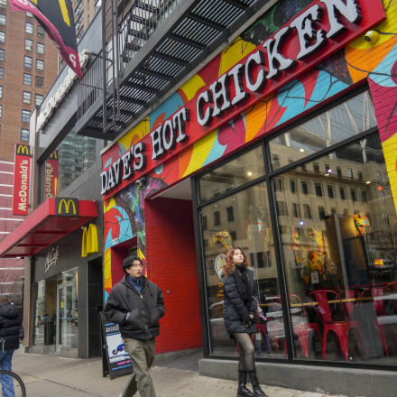 Τρεις φίλοι ξεκίνησαν πάγκο με κοτομπουκιές σε ένα πάρκινγκ - Μόλις πουλήθηκε σε ντιλ αξίας ενός δις