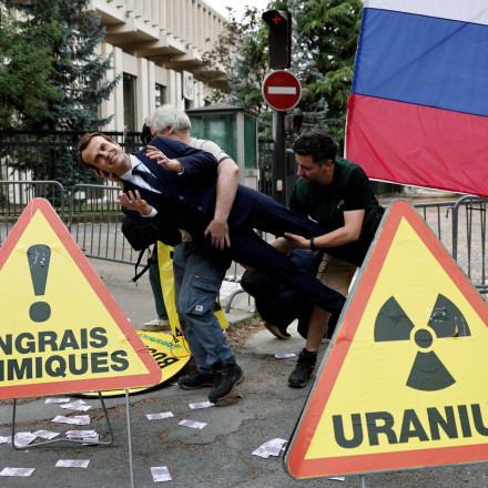 Ακτιβιστές έκλεψαν το κέρινο ομοίωμα του Μακρόν στο Παρίσι - Το μετέφεραν έως τη ρωσική πρεσβεία