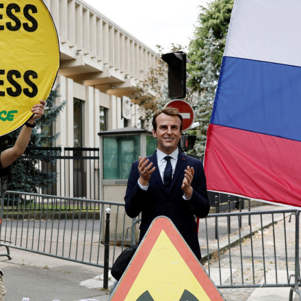 Γαλλία: Ο Μακρόν... επέστρεψε - Η Greenpeace έδωσε πίσω το κέρινο ομοίωμα που είχε κλέψει