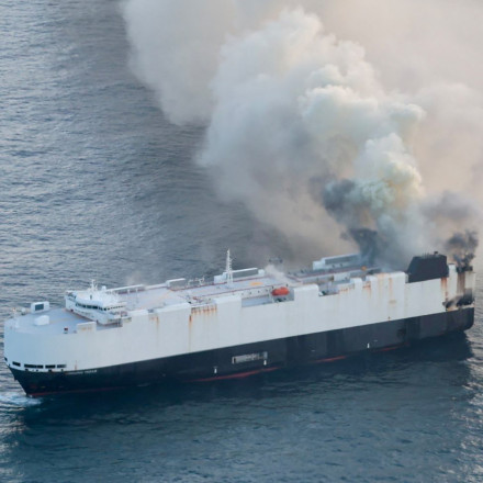 Φωτιά σε φορτηγό πλοίο που μετέφερε 3.000 αυτοκίνητα - Ελληνικό εμπορικό έσπευσε για τη διάσωση