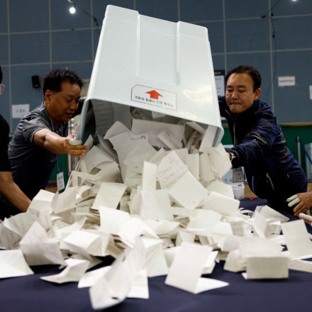 Σαρωτική νίκη για την κεντροαριστερά στη Νότια Κορέα μετά το πολιτικό χάος