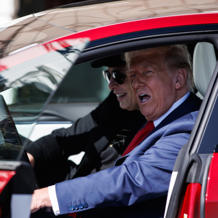 «Δεν τον σκέφτομαι καθόλου»: Ο Τραμπ έβγαλε από το μυαλό του τον Μασκ και πουλάει το Tesla του