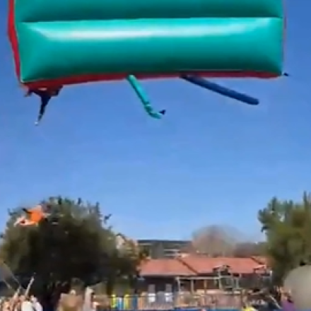 Τρόμος σε σχολική γιορτή: Ριπές ανέμου σήκωσαν στον ουρανό φουσκωτό κάστρο - 2 παιδιά έπεσαν στο κενό