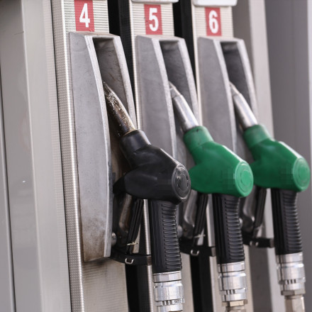 Έκτακτες κυβερνητικές ανακοινώσεις για την αισχροκέρδεια - Το πλαφόν κέρδους σε καύσιμα και τρόφιμα