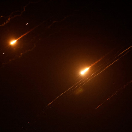 Θαμώνες σε μπαρ στον Λίβανο κάνουν πάρτι με φόντο καταιγισμό πυραύλων... Τα viral βίντεο