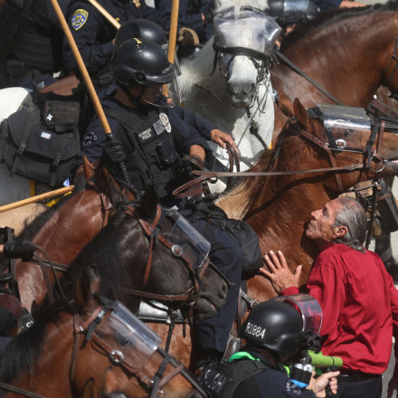Ο Τραμπ διέταξε να ενταθούν οι επιχειρήσεις κατά των μεταναστών σε Λος Άντζελες, Σικάγο, Νέα Υόρκη
