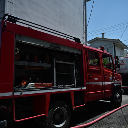 Οριοθετήθηκε η φωτιά στο Κερατσίνι - Ισχυρές δυνάμεις στο σημείο