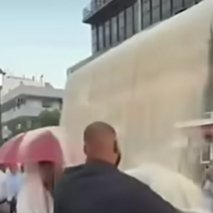 Πραγματική «ρυζοκαταιγίδα» σε γάμο στο Κιάτο: Έριξαν στο ζευγάρι 550 κιλά με φορτωτή - Δείτε βίντεο