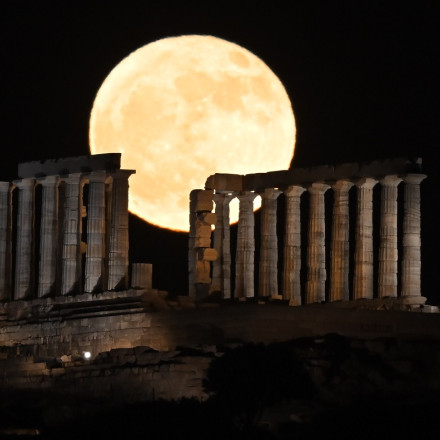 Η πανσέληνος του Ιουνίου 2025: Βίντεο με το «φεγγάρι της φράουλας» να ακτινοβολεί στο Σούνιο