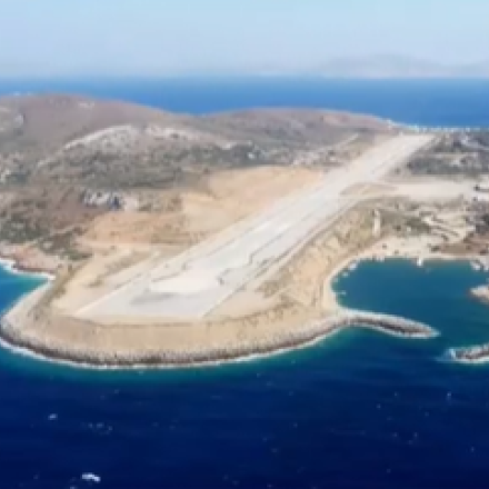 Τα ελληνικά αεροδρόμια που «κόβουν την ανάσα» με αεροδιάδρομο δίπλα στο δρόμο και τη θάλασσα