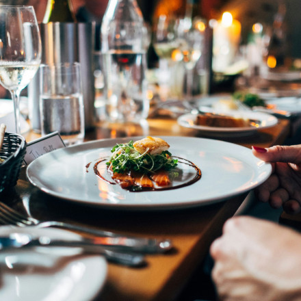 «Είναι απάτη»: Το πιάτο που δεν πρέπει ποτέ να παραγγείλετε σε ένα εστιατόριο, σύμφωνα με σεφ