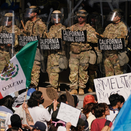 Τραμπ: «Βήματα πίσω» μετά το Λος Άντζελες - Εντολή στην ICE να σταματήσει τις εφόδους σε μετανάστες