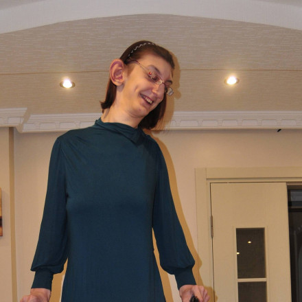 Έτσι ταξιδεύει η ψηλότερη γυναίκα στον κόσμο - Με ύψος 2,15 μ. πληρώνει έξι... θέσεις στο αεροπλάνο