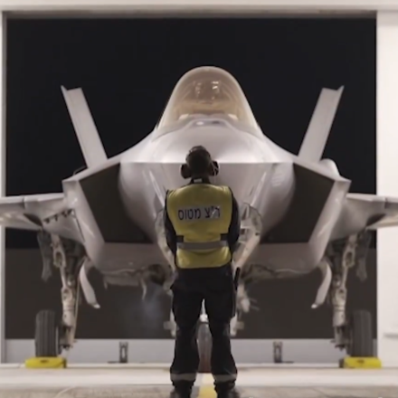 Τύφλα να έχει το... Top Gun: Το Ισραήλ ανέβασε βίντεο με τα μαχητικά που έκαναν την επίθεση στο Ιράν