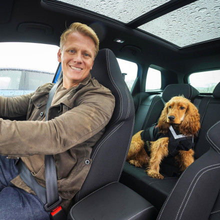 Γιατί τα σκυλιά ταξιδεύουν ήρεμα στα ηλεκτρικά οχήματα; Ο κτηνίατρος εξηγεί