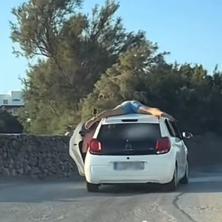 Μύκονος: Νεαρός «παίζει» με την... τύχη του ξαπλωμένος στην οροφή εν κινήσει αυτοκινήτου