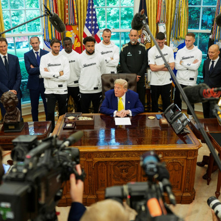 Πόλεμος νεύρων από τον Τραμπ στην Τεχεράνη: Τα μισόλογα, οι βόμβες και η... Γιουβέντους