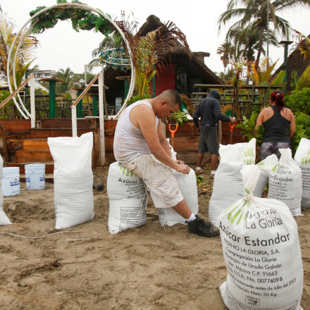Μεξικό: Ο «εξαιρετικά επικίνδυνος» τυφώνας Έρικ πλησιάζει τις ακτές - Ενισχύθηκε σε κατηγορία 4