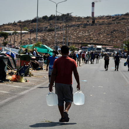 Μύγα που τους τσίμπησε με το προσφυγικό