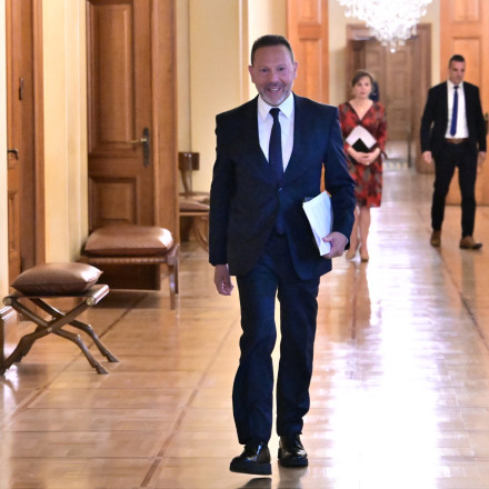 Ακριβή στέγη, λιγότερες γεννήσεις - Η διπλή προειδοποίηση Στουρνάρα