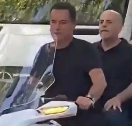 Χαμός στην Τουρκία: Ο Ατζούν πήρε τον Αλαφούζο βόλτα... χωρίς κράνος! Χαμός στην Τουρκία: Ο Ατζούν πήρε τον Αλαφούζο βόλτα... χωρίς κράνος!