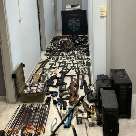 Ολόκληρο... στρατό εξόπλιζε 42χρονος στα Χανιά: Όπλα, ακόντιο, shuriken και σπαθιά στο σπίτι του
