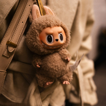 Ιερέας της Μητρόπολης Πειραιώς ξορκίζει το Labubu - «Είναι δαιμονισμένο, κάψτε το»